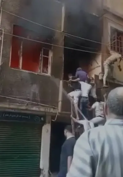 أهالى دار السلام ينقذون مسنا من الموت داخل شقته المشتعلة بالنيران أهالى دار السلام ينقذون مسنا من الموت داخل شقته المشتعلة بالنيران