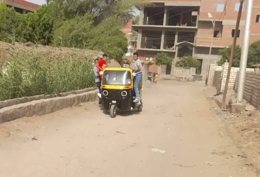 حملة لضبط التزام سائقي «التوك توك» بالتسعيرة الرسمية في كوم حمادة حملة لضبط التزام سائقي «التوك توك» بالتسعيرة الرسمية في كوم حمادة