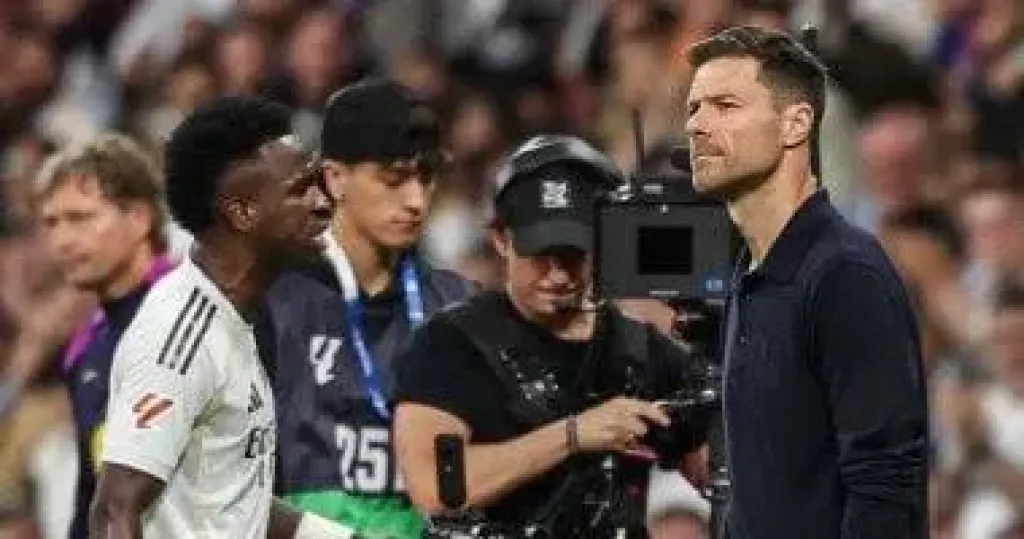 ألونسو يصل فالديبيباس لبحث أزمة الكلاسيكو مع فينيسيوس ألونسو يصل فالديبيباس لبحث أزمة الكلاسيكو مع فينيسيوس