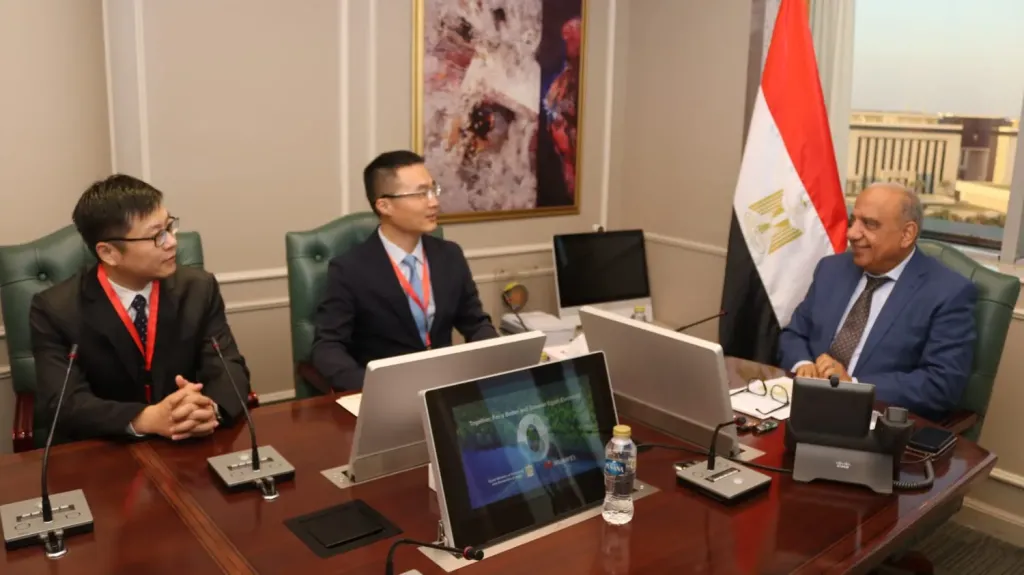 وزير الكهرباء  يبحث مع شركة هواوي الصينية التعاون فى مجالات تخزين... وزير الكهرباء  يبحث مع شركة هواوي الصينية التعاون فى مجالات تخزين الطاقة  والتحول الرقمى