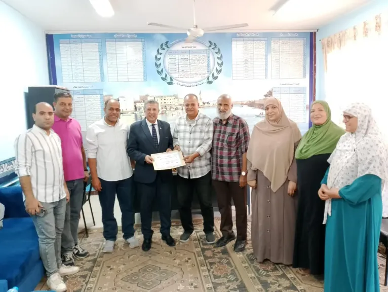 الديب يواصل جولاتة الميدانية على الإدارات التعليمية ويمنح مدرسة المعدية الثانوية شهادة... الديب يواصل جولاتة الميدانية على الإدارات التعليمية ويمنح مدرسة المعدية الثانوية شهادة تقدير