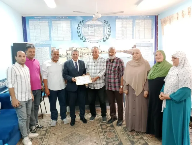 وكيل تعليم البحيرة يواصل جولاتة الميدانية على الإدارات التعليمية ويمنح مدرسة المعدية... وكيل تعليم البحيرة يواصل جولاتة الميدانية على الإدارات التعليمية ويمنح مدرسة المعدية الثانوية شهادة تقدير..صور