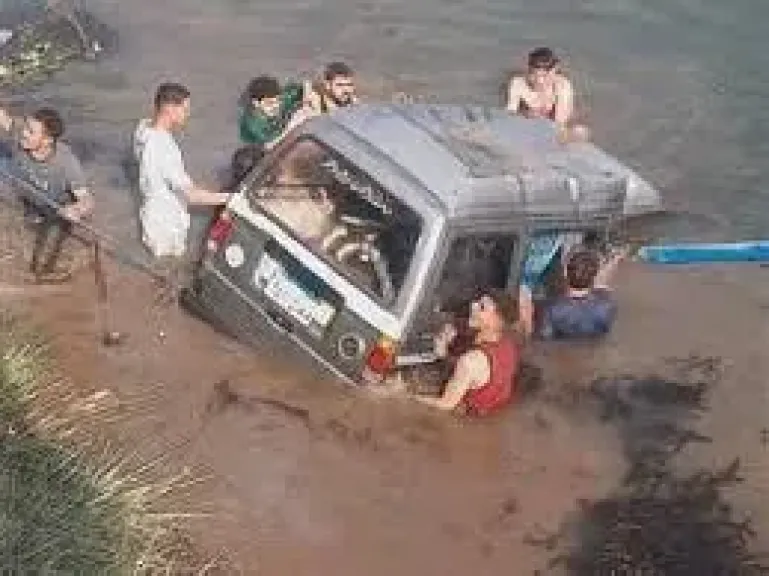 مصرع 3 أشخاص بسبب انقلاب سيارة سوزوكي في مياه الرياح التوفيقي بطوخ مصرع 3 أشخاص بسبب انقلاب سيارة سوزوكي في مياه الرياح التوفيقي بطوخ