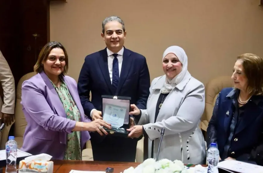 جامعة 6 أكتوبر تُكرِّم نقيب الإعلاميين لإسهاماته العلمية والبحثية جامعة 6 أكتوبر تُكرِّم نقيب الإعلاميين لإسهاماته العلمية والبحثية