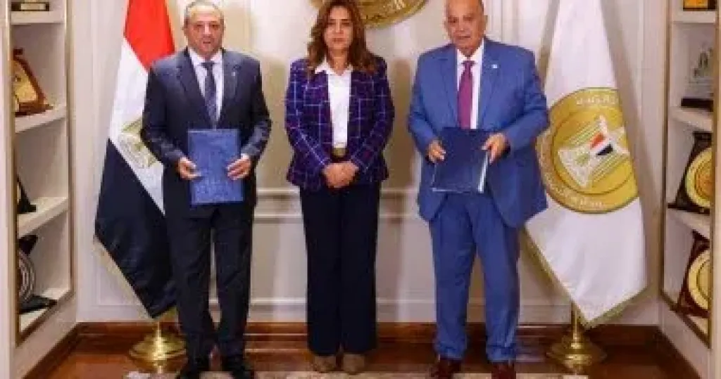 البيئة توقع عقد خدمات الجمع ونظافة الشوارع بأحياء محافظة بورسعيد البيئة توقع عقد خدمات الجمع ونظافة الشوارع بأحياء محافظة بورسعيد