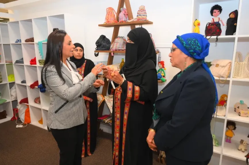 وزيرة التضامن الاجتماعي تتفقد جناح معرض ”ديارنا للحرف اليدوية والتراثية” بمطار شرم... وزيرة التضامن الاجتماعي تتفقد جناح معرض ”ديارنا للحرف اليدوية والتراثية” بمطار شرم الشيخ الدولي