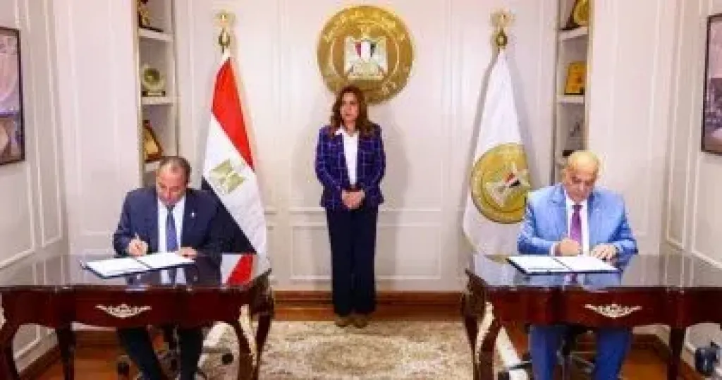 وزيرة التنمية المحلية تشهد توقيع عقد تقديم جمع ونظافة شوارع بورسعيد وزيرة التنمية المحلية تشهد توقيع عقد تقديم جمع ونظافة شوارع بورسعيد