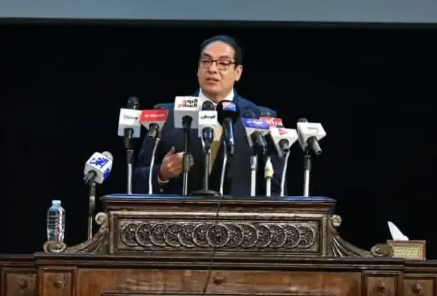 رئيس جامعة القاهرة يهنئ اساتذتها الذين شملهم قرار رئيس الوزراء بتشكيل لجنة... رئيس جامعة القاهرة يهنئ اساتذتها الذين شملهم قرار رئيس الوزراء بتشكيل لجنة المسئولية الطبية