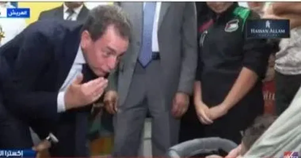 سفير فرنسا بالقاهرة يمازح رضيعة من غزة داخل مستشفى العريش ويرسل لها... سفير فرنسا بالقاهرة يمازح رضيعة من غزة داخل مستشفى العريش ويرسل لها قبلات