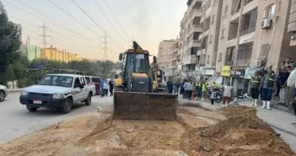 انتهاء أعمال إصلاح كسر بخط مياه قطر 800 مم بمنطقة الضغط فى... انتهاء أعمال إصلاح كسر بخط مياه قطر 800 مم بمنطقة الضغط فى حدائق الأهرام