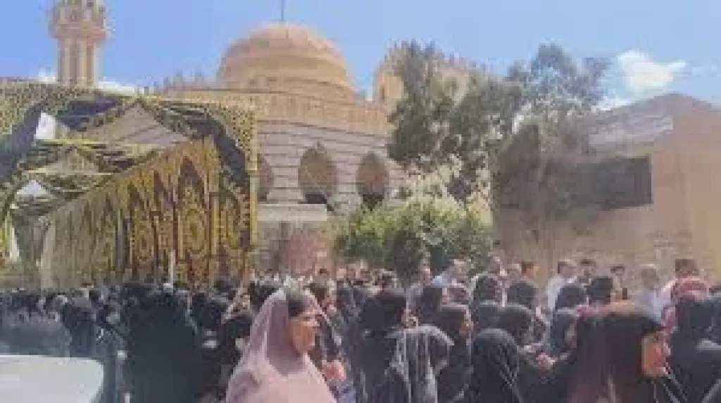 أهالي أجهور بطوخ يشيّعون جثامين ضحايا حادث انقلاب سيارة بترعة في القليوبية أهالي أجهور بطوخ يشيّعون جثامين ضحايا حادث انقلاب سيارة بترعة في القليوبية