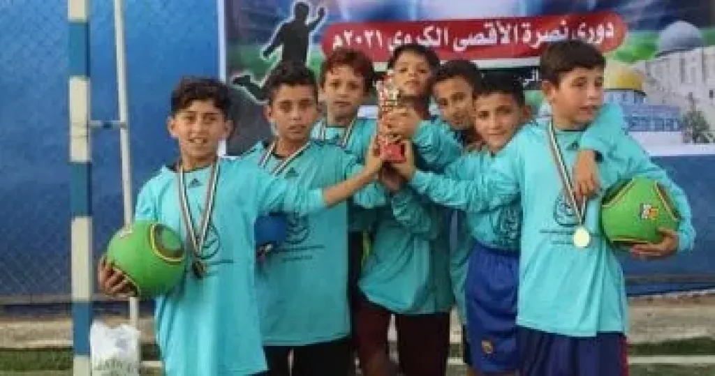 الطفل محمد ابو حلس يحمل الكاس