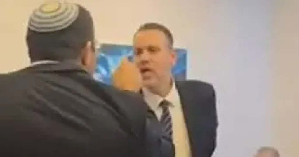 خناقة صهاينة.. شجار بين وزيرين إسرائيليين بسبب مناصب الأحزاب ”فيديو”