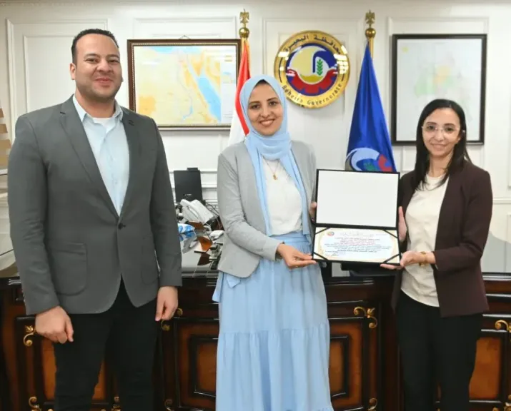 محافظ البحيرة تُكرم مديرة وحدة طب الأسرة بقرية المجد بالرحمانية لإخلاصها في... محافظ البحيرة تُكرم مديرة وحدة طب الأسرة بقرية المجد بالرحمانية لإخلاصها في العمل