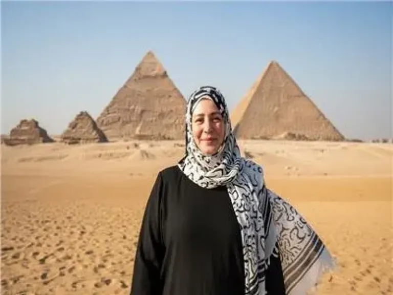 بعد تداول اسمها لتقديم حفل الافتتاح.. صورة لـ عبلة كامل أمام الأهرامات بعد تداول اسمها لتقديم حفل الافتتاح.. صورة لـ عبلة كامل أمام الأهرامات