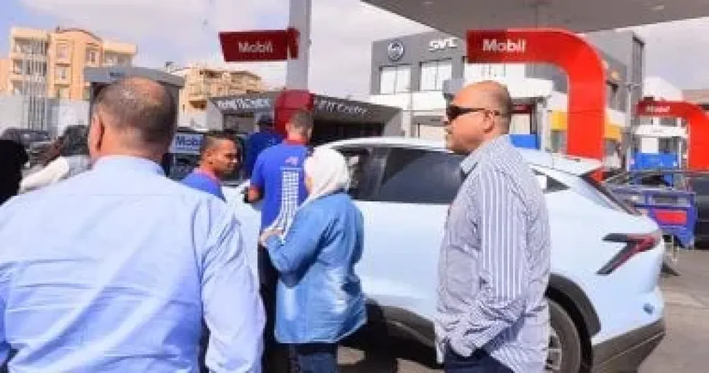 وزير العمل يواصل جولاته لمتابعة التزام المنشآت بتطبيق الحد الأدنى للأجور وزير العمل يواصل جولاته لمتابعة التزام المنشآت بتطبيق الحد الأدنى للأجور