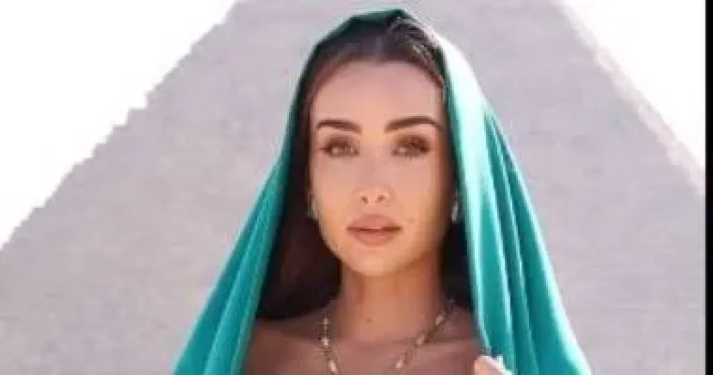 هنا الزاهد أمام الأهرامات قبل افتتاح المتحف المصرى الكبير: مصرية وأفتخر هنا الزاهد أمام الأهرامات قبل افتتاح المتحف المصرى الكبير: مصرية وأفتخر