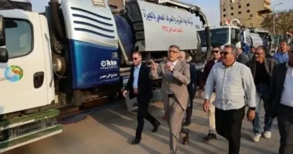 اصطفاف معدات شركة مياه الشرب بمحيط المتحف المصرى الكبير اصطفاف معدات شركة مياه الشرب بمحيط المتحف المصرى الكبير