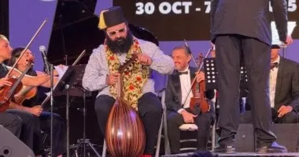 جوزيف تواضروس يغير أوتار عوده على المسرح ويعزف مقطوعة حزينة جوزيف تواضروس يغير أوتار عوده على المسرح ويعزف مقطوعة حزينة