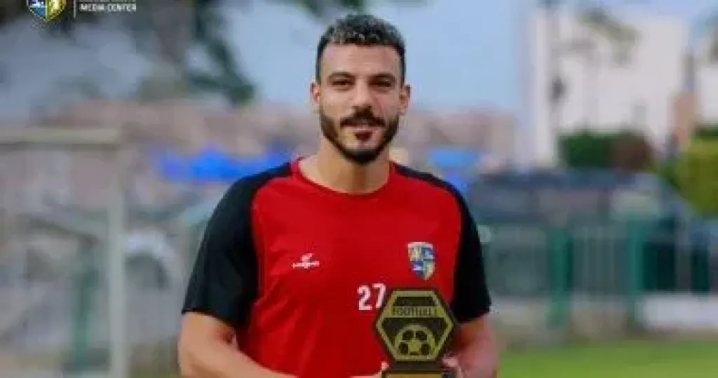 المقاولون العرب يمنح شكرى نجيب جائزة لاعب الشهر فى فريق الذئاب المقاولون العرب يمنح شكرى نجيب جائزة لاعب الشهر فى فريق الذئاب