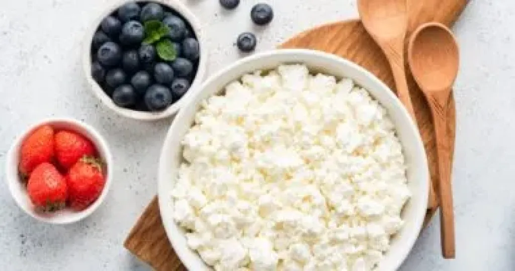 الجبن القريش ليلا.. وجبة صحية لشعور مريح ونوم أفضل الجبن القريش ليلا.. وجبة صحية لشعور مريح ونوم أفضل