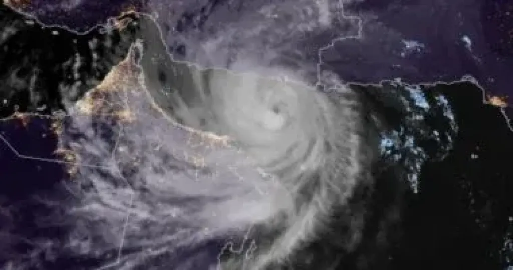 عاصفة القرن.. إعصار يضرب هايتي ووفاة 30 شخصا وفقدان العشرات عاصفة القرن.. إعصار يضرب هايتي ووفاة 30 شخصا وفقدان العشرات