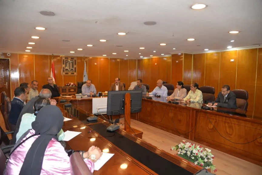 محافظ أسيوط يجري مقابلات لاختيار رؤساء محافظ أسيوط يجري مقابلات لاختيار رؤساء