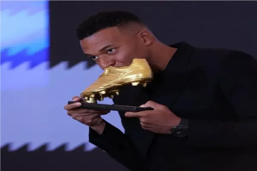 مبابي يتسلم الحذاء الذهبي مبابي يتسلم الحذاء الذهبي