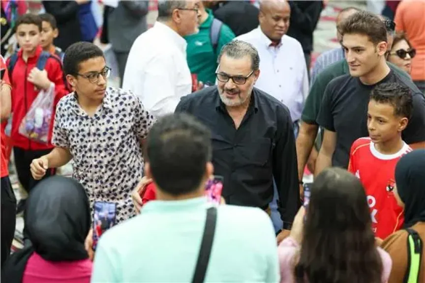 نجوم الفن يشاركون في انتخابات الأهلي لاختيار مجلس جديد نجوم الفن يشاركون في انتخابات الأهلي لاختيار مجلس جديد