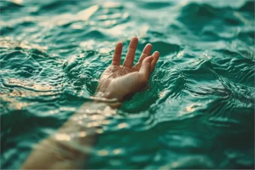 حاول إنقاذ غريق.. مصرع شاب غرقًاً في نهر النيل بساحل نجع حمادي حاول إنقاذ غريق.. مصرع شاب غرقًاً في نهر النيل بساحل نجع حمادي