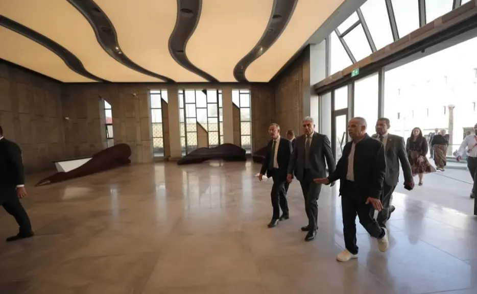وزير السياحة والآثار يواصل متابعة الاستعدادات النهائية لافتتاح المتحف المصري الكبير غدًا وزير السياحة والآثار يواصل متابعة الاستعدادات النهائية لافتتاح المتحف المصري الكبير غدًا