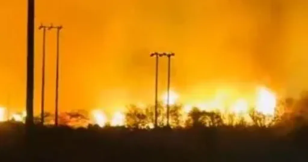 حريق هائل فى ولاية نزوى بسلطنة عمان وفرق الدفاع تتدخل حريق هائل فى ولاية نزوى بسلطنة عمان وفرق الدفاع تتدخل