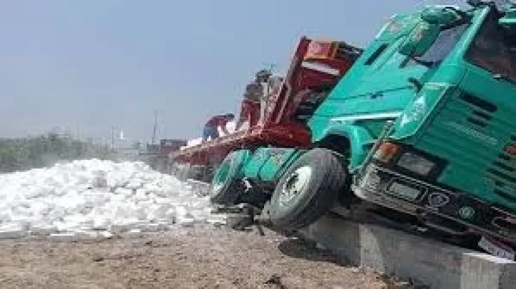 إصابة شابين في انقلاب سيارة نقل بشرق العوينات بالوادي الجديد إصابة شابين في انقلاب سيارة نقل بشرق العوينات بالوادي الجديد