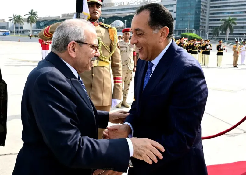 رئيس الوزراء يستقبل نظيره اللبنانى بمطار القاهرة الدولى رئيس الوزراء يستقبل نظيره اللبنانى بمطار القاهرة الدولى