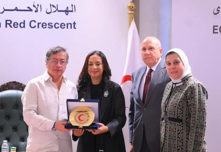 رئيس جمهورية كولومبيا يزور الهلال الأحمر المصري .. ويشيد بالجهود المصرية في تقديم المساعدات الإنسانية لغزة