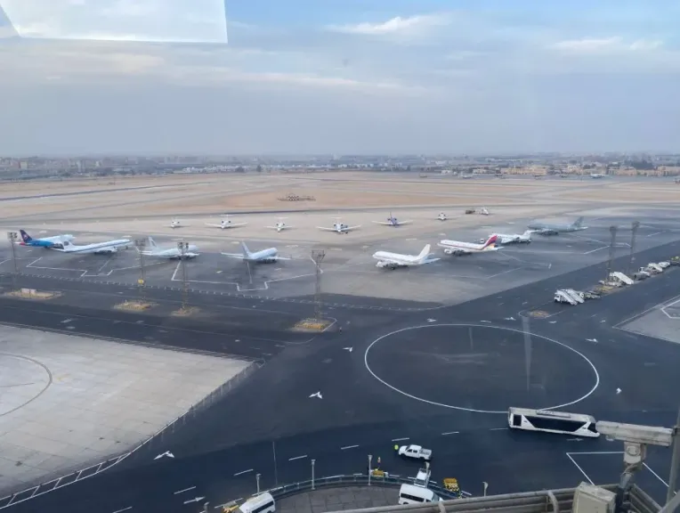 مطارا القاهرة وسفنكس الدوليين يشهدان حركة تشغيل مكثفة تزامنًا مع افتتاح المتحف المصري الكبير..صور