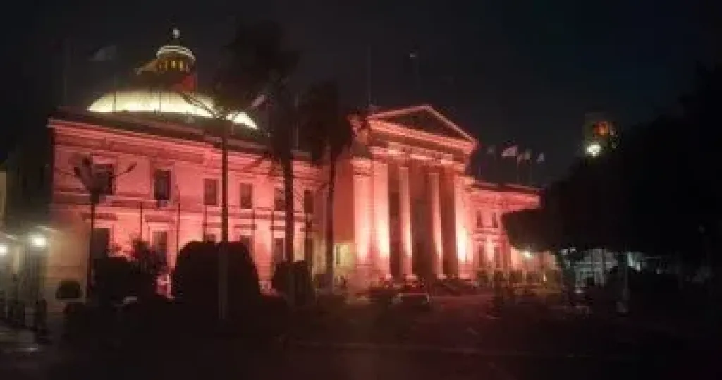 جامعة القاهرة تضيء مبانيها تزامنا مع افتتاح المتحف المصري الكبير