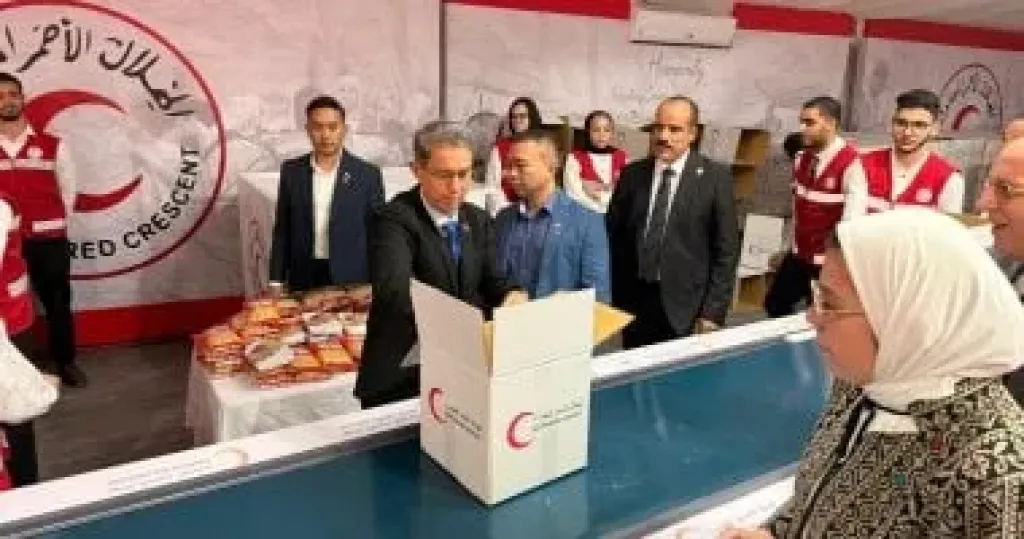 وزير شؤون المسلمين السنغافوري يشارك فى تعبئة المساعدات المصرية المقدمة لغزة