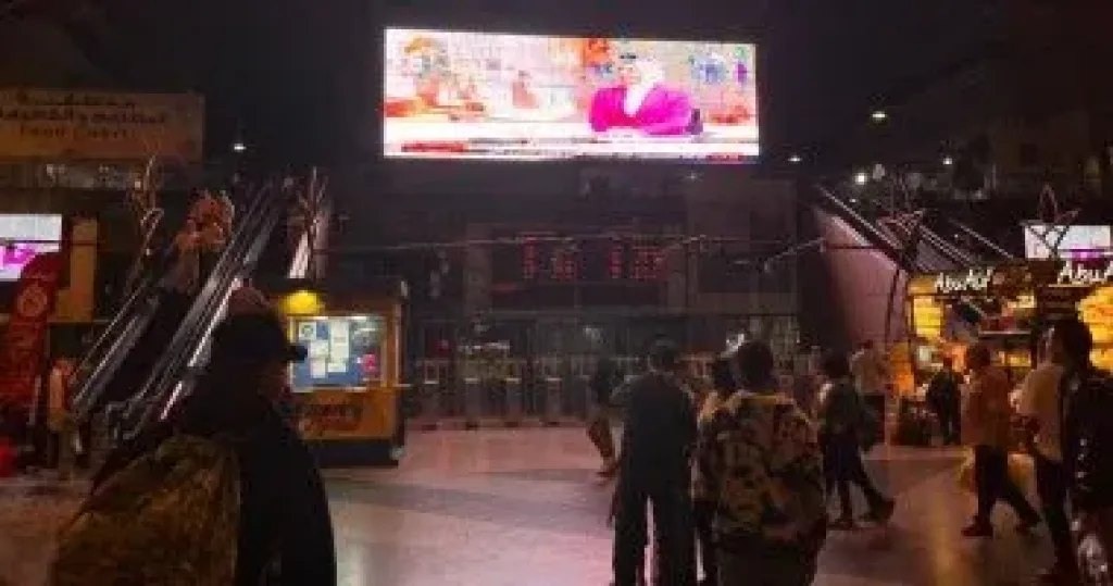 شاشات محطة مصر برمسيس تعرض احتفالية افتتاح المتحف الكبير