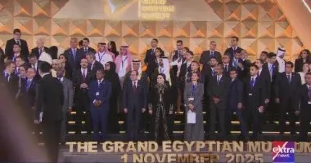 الرئيس السيسى يتوسط صورة تذكارية مع القادة المشاركين فى حفل افتتاح المتحف