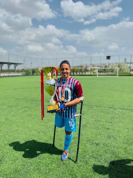 لاعب منتخب الساق الواحدة يمدد تعاقده مع طرابزون التركي