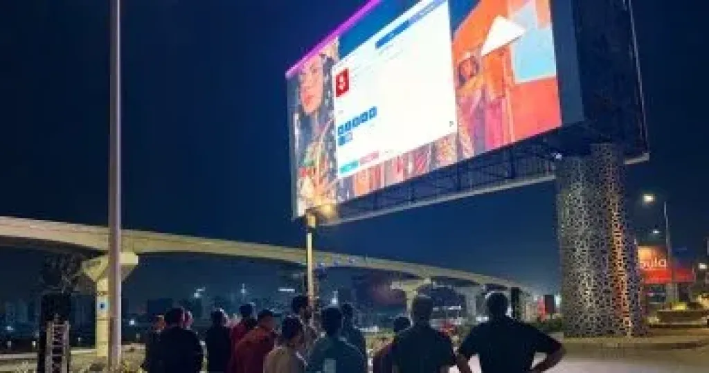 شاشة عرض بطريق 6 أكتوبر لنقل فعاليات افتتاح المتحف المصرى الكبير