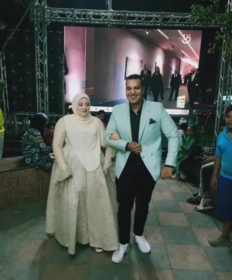عريس وعروسه يحتفلان بزفافهما تزامنًا مع افتتاح المتحف المصري بالقليوبية