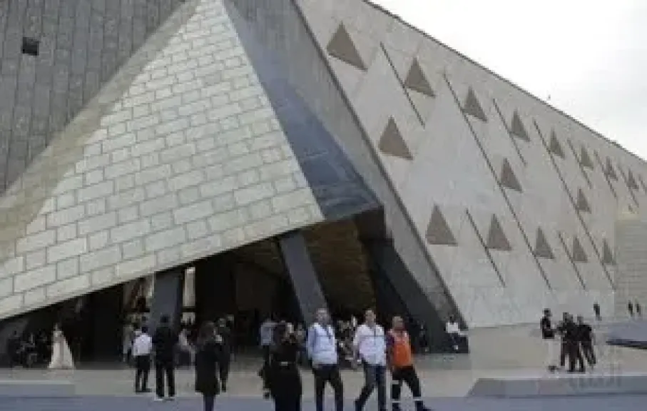 الطيب عباس: مركز الترميم بالمتحف المصري الكبير من أكبر مراكز الشرق الأوسط