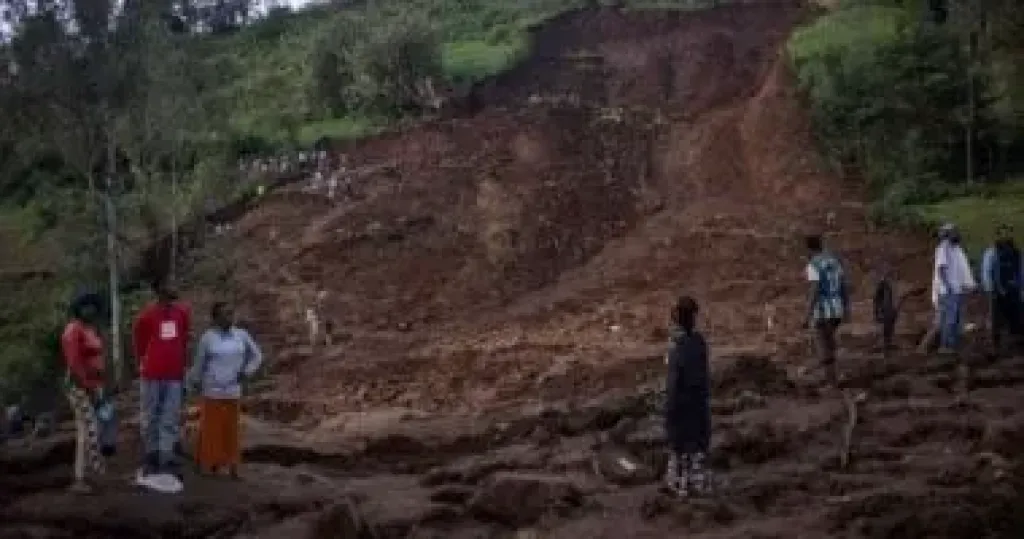 ارتفاع حصيلة ضحايا الانهيار الأرضي في إندونيسيا إلى 34 قتيلا