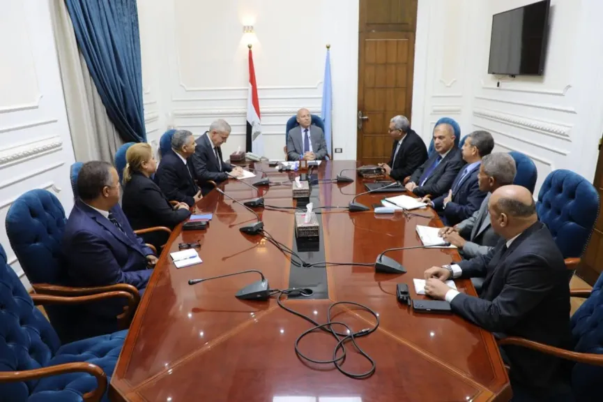 محافظ القاهرة يلتقى ببعض رؤساء الاحياء الجدد ويشدد على التواجد الميدانى للقاء المواطنين والتعرف على مشاكلهم