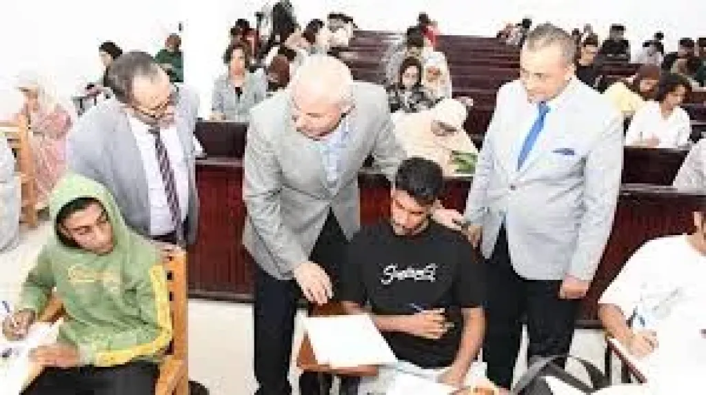 رئيس جامعة القناة يتفقد امتحانات الميدتيرم بالكلية الصينية للتكنولوجيا التطبيقية