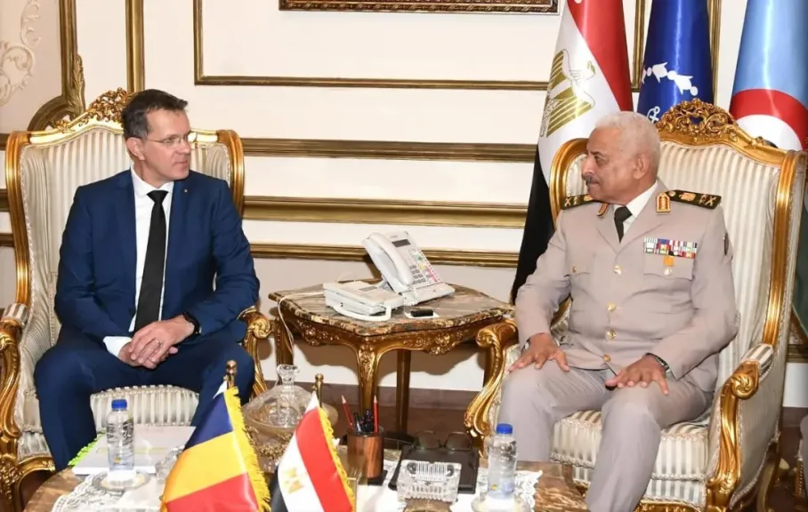 الفريق أول عبد المجيد صقر القائد العام للقوات المسلحة يلتقى وزير الدفاع الرومانى..صور