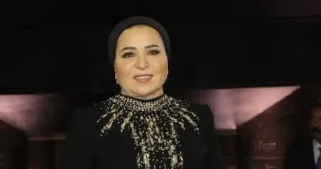 السيدة انتصار السيسي تتألق بإطلالة راقية بالأسود والذهبي بطابع مصري قديم