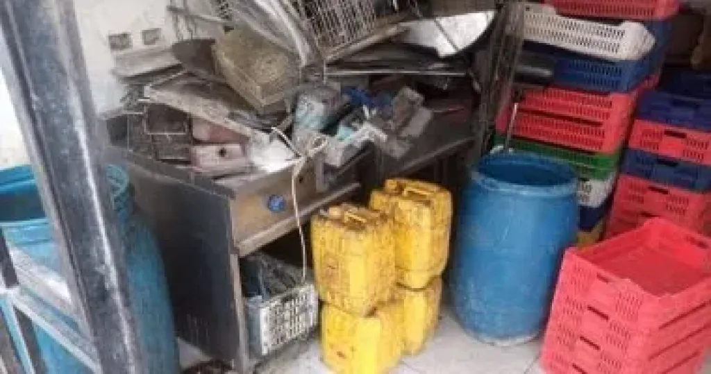 ضبط مطعم لحيازته أجزاء دواجن وزيت طعام وكاتشب مجهول المصدر بالخانكة